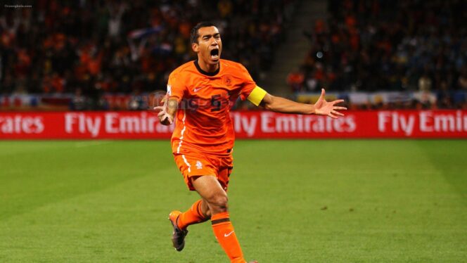 
					Van Bronckhorst Dikabarkan Siap Bergabung sebagai Asisten Arne Slot di Liverpool